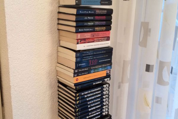 Schwebendes Bücherregal 1