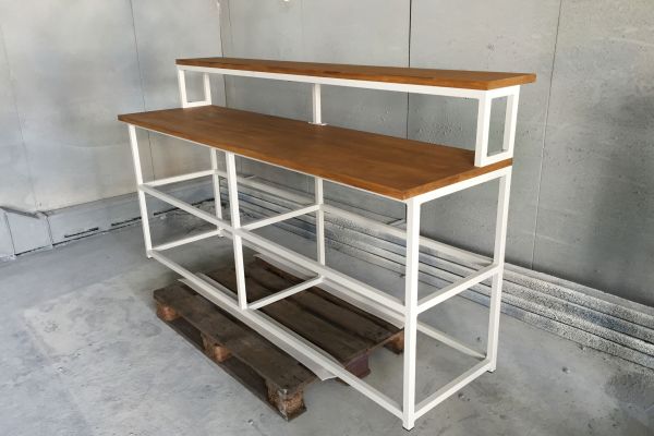 Bar mit Holzauflage